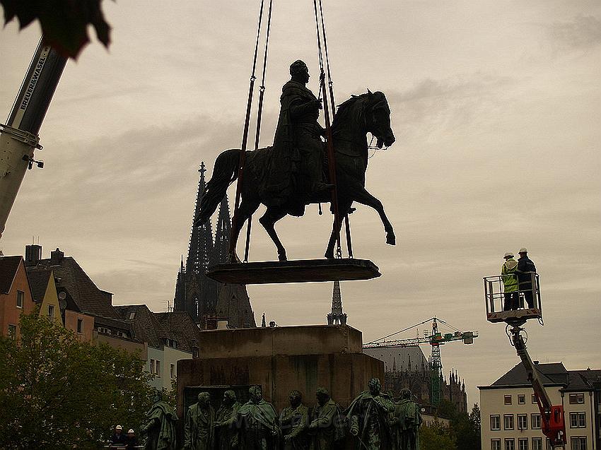 Reiterdenkmal kehrt zurueck auf dem Heumarkt P51.JPG